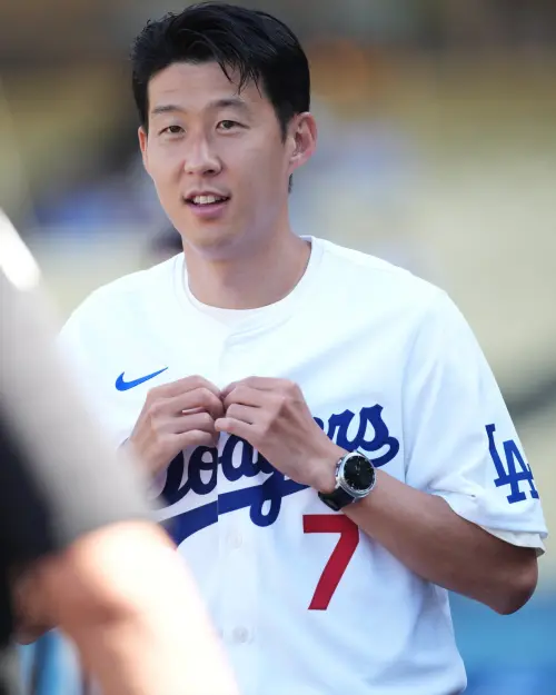 ▲洛杉磯足球俱樂部（LAFC）球星孫興慜在道奇隊對戰辛辛那提紅人的比賽前，擔任開球嘉賓，投出象徵性的開球。（圖／取自洛杉磯道奇隊X，x.com/Dodgers）