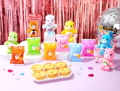 ▲肯德基「Care Bears熊熊掛飾包盲盒」，還搭配專屬透明娃包。（圖／肯德基提供）