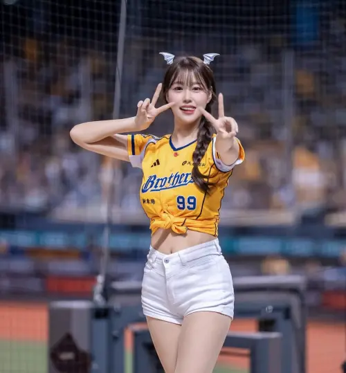 ▲金渡兒（如圖）在場邊不計形象的為球隊應援。（圖／金渡兒 IG ＠doa_1224）