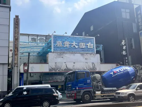 ▲白雪大舞廳是當地地標，在地人認為不輸現在的金錢豹酒店。（圖／老台中的懷舊記憶臉書）