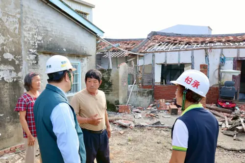 ▲台南市長黃偉哲傾聽屋主們意見。(圖／南市府提供)