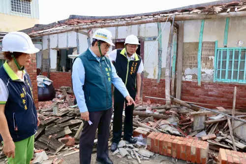 ▲台南市長黃偉哲表示，部分老宅拆除因產權分散較難推動，市府將協助協調，確保環境與安全無虞。(圖／南市府提供)