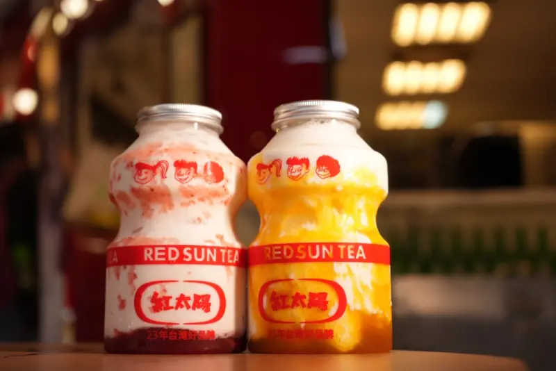 ▲復古的養樂多瓶造型，裝著草莓與芒果風味的飲品，喚醒許多⼈的童年回憶。這是紅太陽早期的經典產品之⼀，展現品牌悠久的歷史與創意DNA。（圖／紅太陽提供）
