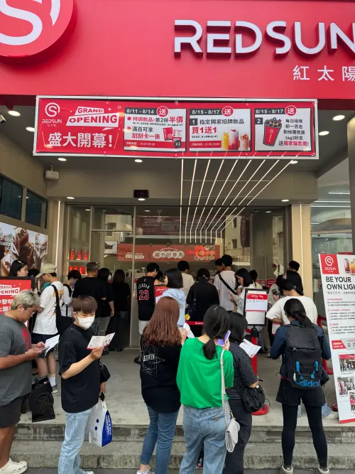 ▲紅太陽盛⼤開幕，吸引⼤批⺠眾排隊嚐鮮，再現南霸天威⼒，店⾨前的⼈龍，只為了⼀嚐記憶中的經典滋味與創新飲品，⾜⾒其品牌魅⼒依舊不減。（圖／業主提供）