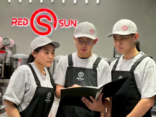 ▲紅太陽重視員⼯訓練，透過標準作業流程⼿冊的指導與討論，確保每⼀位員⼯都能提供最專業的服務與品質⼀致的飲品，維持品牌⾼標準。（圖／業主提供）
