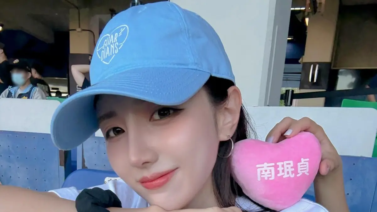 ▲新莊棒球場昨（27）日晚間在比賽中突遇6.0地震，韓籍啦啦隊南珉貞（如圖）嚇傻蹲地找掩護，與淡定的台灣成員安娜、慈妹形成對比，畫面在網路瘋傳，引發台韓反應差異討論。（圖／翻攝自南珉貞Threads）