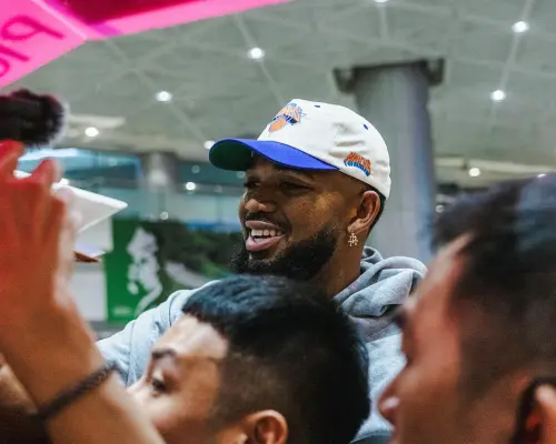 ▲唐斯展現親和力，來者不拒地與球迷合影、簽名，親民舉動掀起熱烈歡迎。（圖／雲豹球團提供）