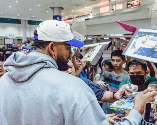 ▲唐斯展現親和力，來者不拒地與球迷合影、簽名，親民舉動掀起熱烈歡迎。（圖／雲豹球團提供）