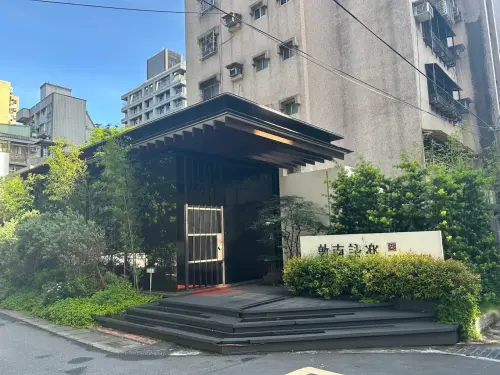 ▲大安區預售案「敦南詠楽」主力產品多為4、50坪的中坪數戶型，總價帶約在6000多萬元，巧妙地避開了豪宅的認定標準和相關限制。（圖／Google評價）