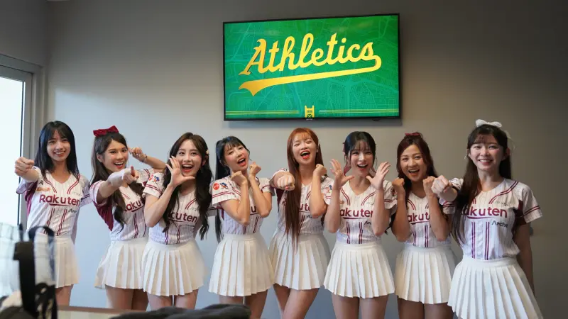 ▲樂天女孩今（28）日在美國「台灣日」登場熱舞《勇敢樂天》，連運動家吉祥物都加入助陣，她們更剛巧遇拿下睽違29年的「威廉波特」冠軍東園少棒冠軍隊，眾人與害羞的台灣小將合影，留下最暖插曲，現場互動滿滿驚喜。（圖／樂天桃猿提供）