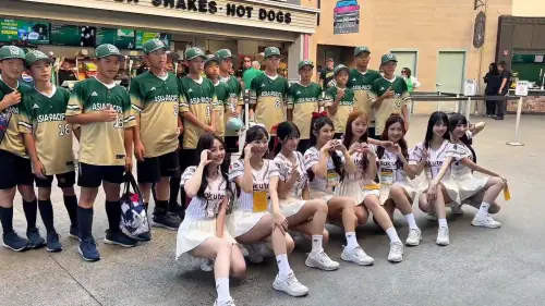 ▲樂天女孩（前排）在運動家主場巧遇威廉波特冠軍東園國小少棒隊（後排）。（圖／樂天桃猿提供）