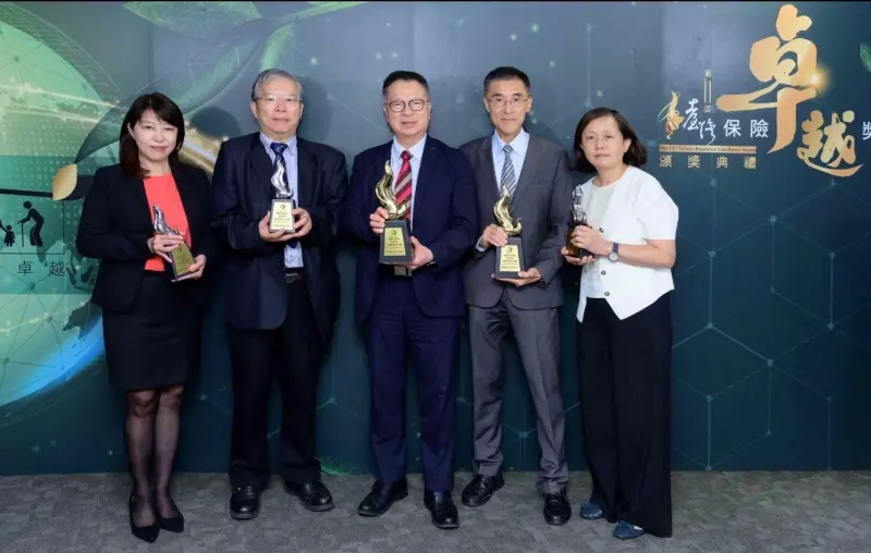 ▲富邦人壽榮獲2025臺灣保險卓越獎2項金質獎，3項銀質獎共5項大獎，富邦人壽總經理陳世岳(中)與團隊合影。（圖／富邦人壽提供）
