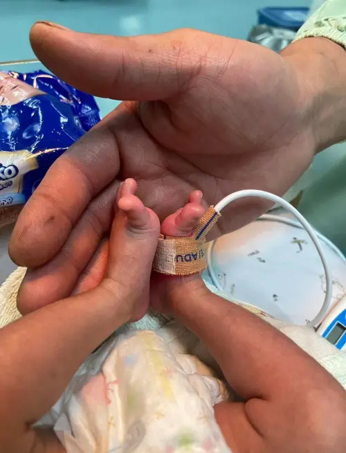 小平安加油！早產女嬰台南北上轉院　「紅斑馬」開道護送超暖心
