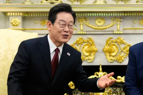 ▲韓國總統李在明與川普會晤時，極盡拍馬屁之能事，把川普逗的笑開懷。（圖／美聯社／達志影像）