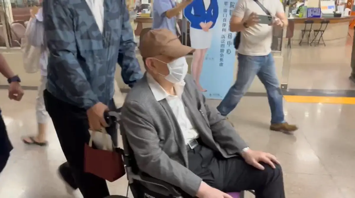 ▲威京集團主席沈慶京坐輪椅到台北地院出庭。（圖／翻攝畫面）