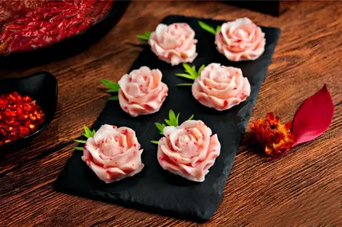 ▲舞古賀MINI鍋物為迎接七夕情人節，8月29日～8月31日全台舞古賀MINI鍋物任點兩款鍋物，每鍋各送一朵雪魚漿玫瑰。（圖／舞古賀提供）