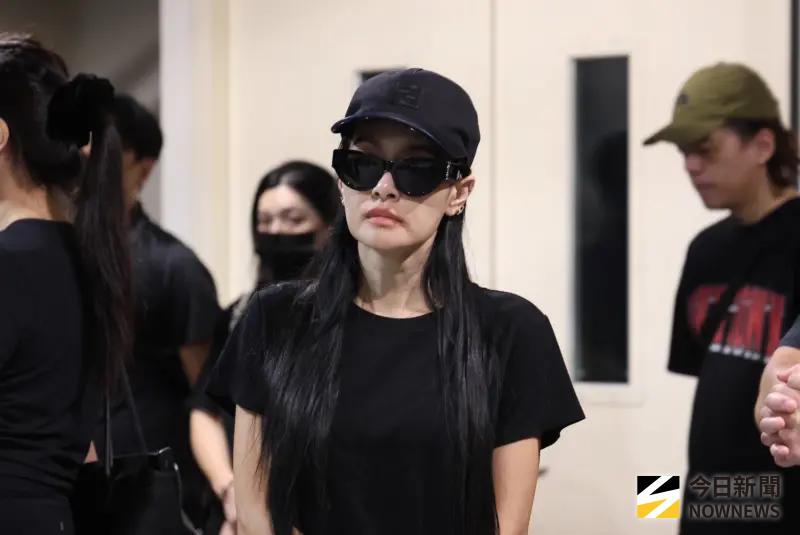 ▲知名彩妝師吳阿志曾與關穎、王思佳（如圖）及小賴（賴晏駒）等明星合作，本月23日病逝，今（28）日下午1時進行火化入殮儀式，王思佳一身黑憔悴現身，一度哭到說不出話來：「他是我生命中很重要的人。」（圖／記者朱永強攝影）