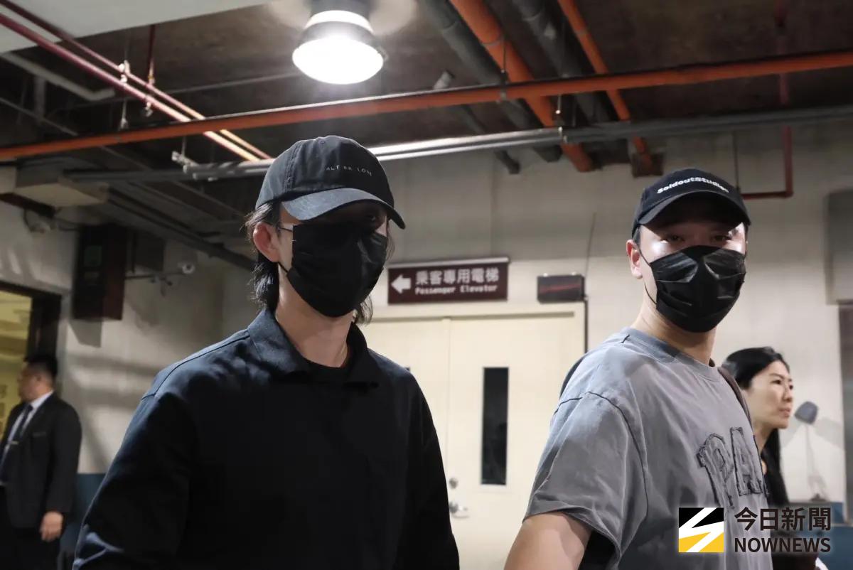 ▲知名化妝師吳阿志本月23日心肺衰竭過世，今（28）日進行火化入殮儀式，好友邱鋒澤（左）、小賴（右）現身一路從場內哭到火葬場，而關穎以純白花籃致意，卡片寫上4字「英風宛在」表達惋惜之情。（圖／記者朱永強攝影）