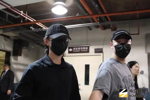 送吳阿志最後一程！邱鋒澤、小賴一路哭不停　關穎心疼喊4字惹淚
