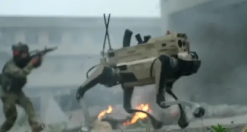 中國機器狗扛槍上戰場！大學出動機器狗群幫新生搬20公斤行李
