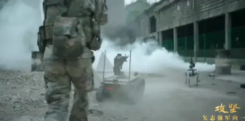 ▲中國央視8月初公布一段解放軍演練無人機、機器狗實戰演習的畫面。（圖／翻攝自微博）