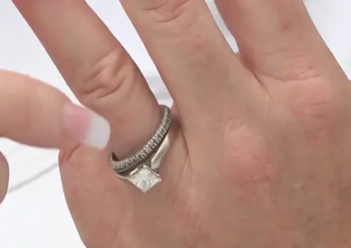 影／愛某不怕臭！老婆弄丟婚戒　加國人夫狂挖18噸垃圾尋獲　
