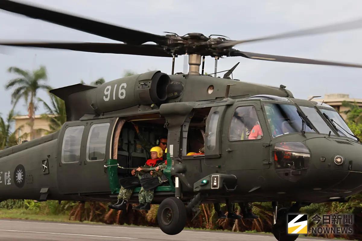 ▲特戰訓員自大鵬灣輕航機跑道搭乘UH-60M黑鷹直升機起飛實施水域跳傘課目。（圖／記者莊全成攝，2025.08.28）