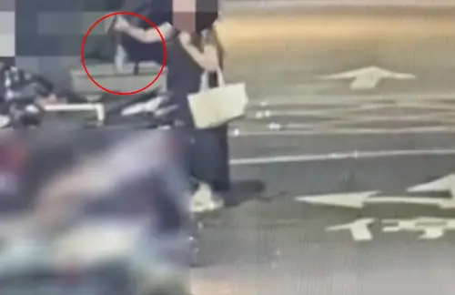 ▲今天半夜12點多，北市大安區一對男女玩虐待水溝鼠，還把老鼠抓起來狂甩（圖／翻攝畫面）