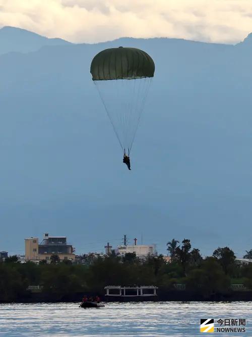 ▲每年實施一次海上跳傘是特戰高階訓練科目之一。（圖／記者莊全成攝，2025.08.28）