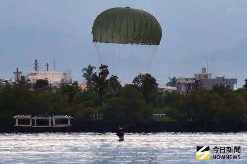 ▲傘兵躍出機艙後，必須迅速掌握風速、風向，精準降落海上目標區。（圖／記者莊全成攝，2025.08.28）