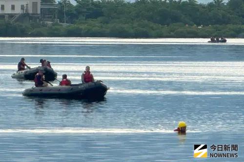 ▲傘兵入水後須迅速脫離傘具後，實施200公尺游泳進入集結點後，繼續作戰行動。（圖／記者莊全成攝，2025.08.28）