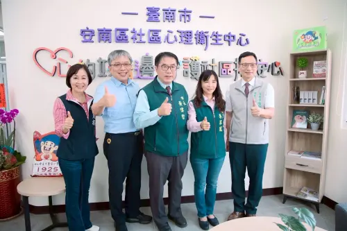 ▲台南市長黃偉哲與市府長官,議員及醫師公會理事長共襄盛舉安南心衛中心成立揭牌。(圖／南市府提供)