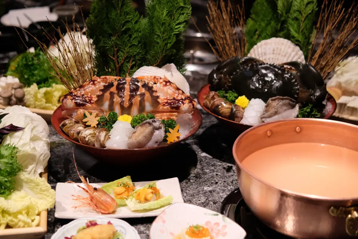 ▲高檔鍋物「但馬家」不僅能吃到日本A5和牛，即日起也推出秋蟹季，有沙公、花蟹等選擇，記者搶先開箱。（圖／記者葉盛耀攝）