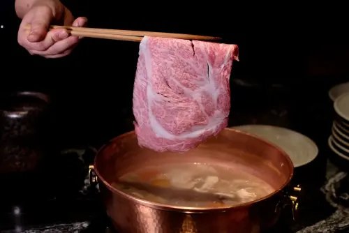 ▲但馬家主攻鍋物，套餐與單點均有提供頂級食材，尤其有但馬牛和牛肋眼等肉品。（圖／記者葉盛耀攝）