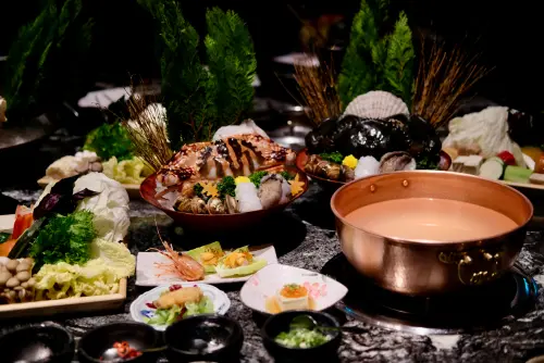 ▲「雙人海陸套餐」主菜可選沙公、花龍蝦或限定秋蟹（花蟹），套餐並有高檔肉品、開胃菜、蔬菜盤、雜炊等。（圖／記者葉盛耀攝）