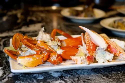 ▲現煮好的花蟹、沙公，肉質相當細嫩鮮甜。（圖／記者葉盛耀攝）