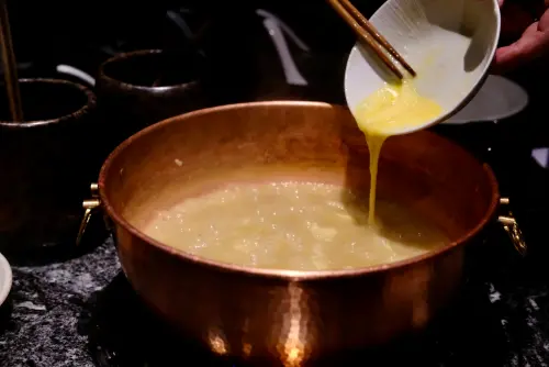 ▲高檔日式涮涮鍋吃到最後，總是習慣要來煮個雜炊。（圖／記者葉盛耀攝）