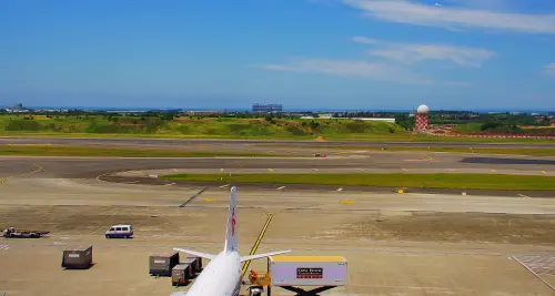 ▲地震發生時，機場必須先檢測跑道是否因為地震而受損，等到檢查完畢後才能讓各航班安全降落。（圖／YT@Taoyuan Airport）