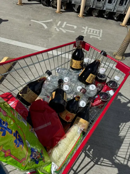 ▲網友分享星期二去全聯購物，結帳時得知「神級醬油」有買一送一，趕緊多拿5瓶，一次帶5瓶回家。（圖／我愛全聯 - 好物老實說臉書）