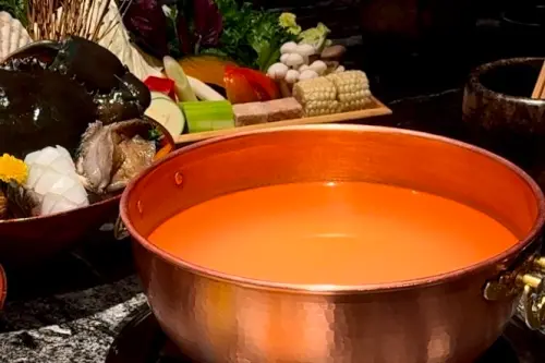 ▲但馬家的湯頭比起傳統日式鍋的做法更加入豚骨、蔬菜等，外觀清澈，喝起來鮮醇更有層次。（圖／記者葉盛耀攝）