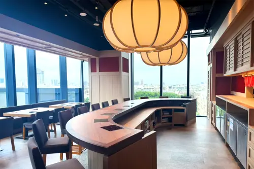 ▲黑毛屋進駐新光三越台南小北門 ，首週入內消費且完成任務，免費送芬蘭豬五花。（圖／乾杯集團提供）