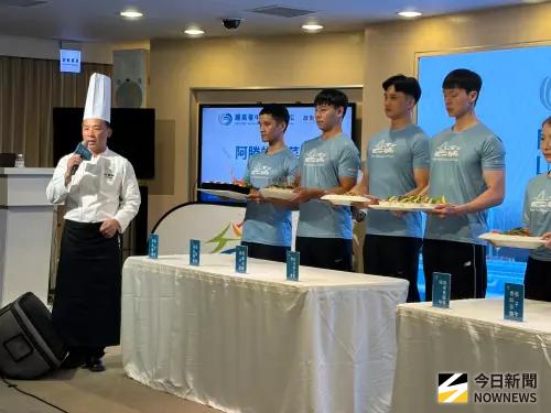 ▲啟動式中，阿勝師以上菜秀公開「頂級完賽饗宴」八道菜色，奢華又澎湃。（圖／記者金武鳳攝，2025.8.28)