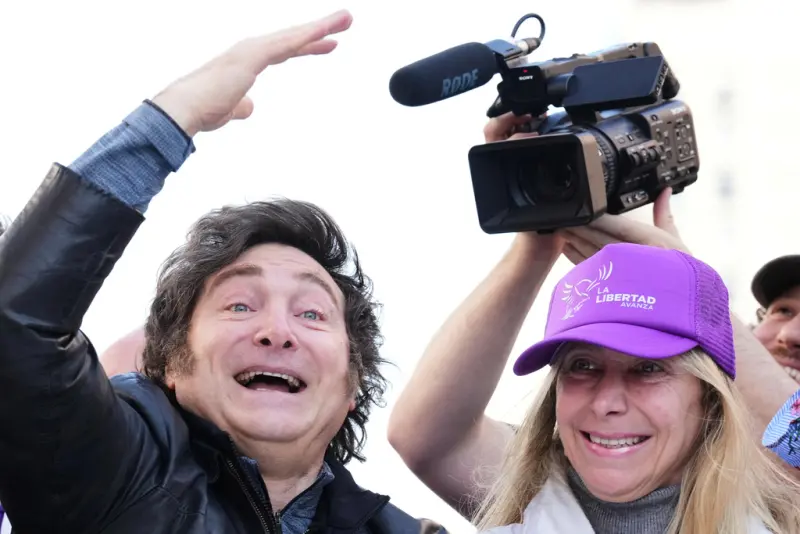 ▲阿根廷總統米雷伊在車隊造勢時，被民眾丟石頭、雜草，被迫逃跑。（圖／美聯社／達志影像）