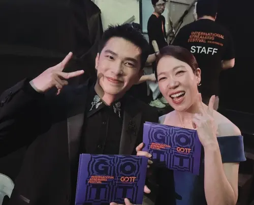 ▲曾敬驊（左）跟《苦盡柑來遇見你》廉惠蘭一同擔任《全球OTT大獎》頒獎人。（圖／曾敬驊IG@jhtseng13）
