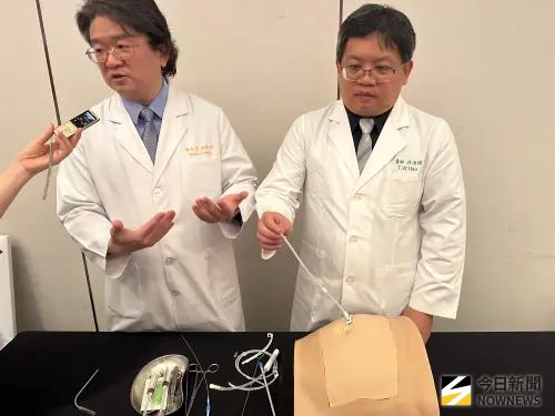 ▲高雄長庚紀念醫院腎臟科醫師鄭本忠、許淳惟示範腹膜透析腎科經皮植管技術。（圖／記者陳美嘉攝，2025.08.28）