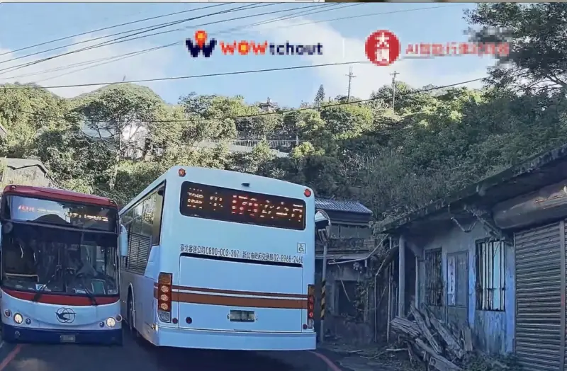 ▲金瓜石老司機超強彎道會車。（圖／翻攝WoWtchout - 地圖型行車影像分享平台）