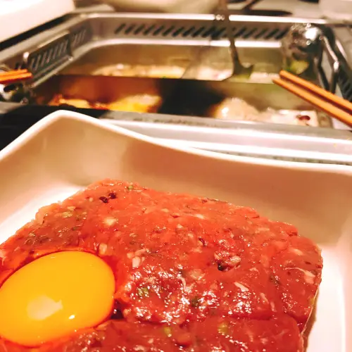 ▲海底撈進軍台灣10年，多數分店的營業時間一直到凌晨4點，也成為消夜聚會的最佳選擇。（圖／翻攝遠東百貨 新竹大遠百）