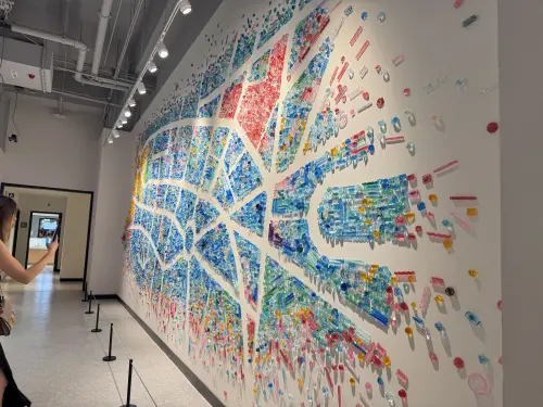 ▲2樓的《府城流影》，透過手工拼貼記憶與日常物件，重新組構地圖意象