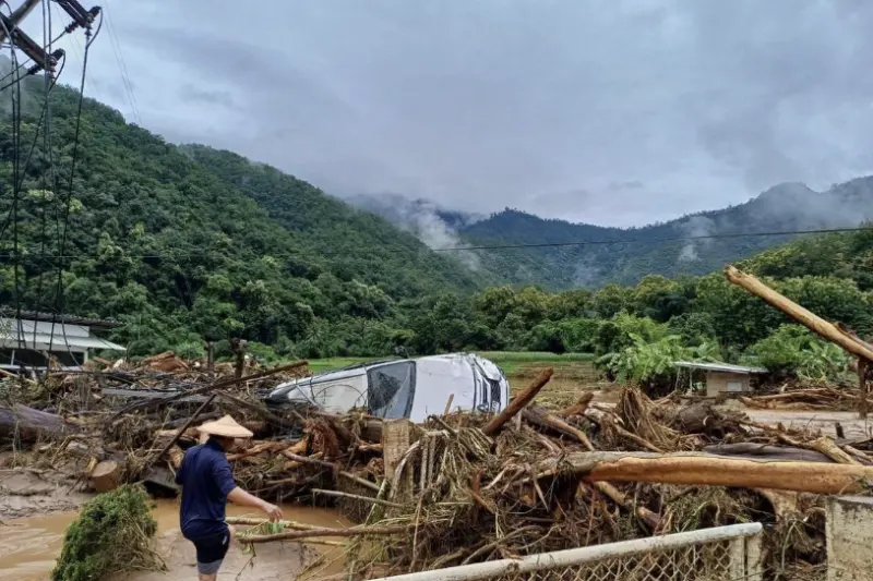 ▲泰國北部因「劍魚」颱風引發山洪與土石流，民宅與車輛被泥流與樹木掩埋。（圖／翻攝自夜豐頌府公關部臉書）