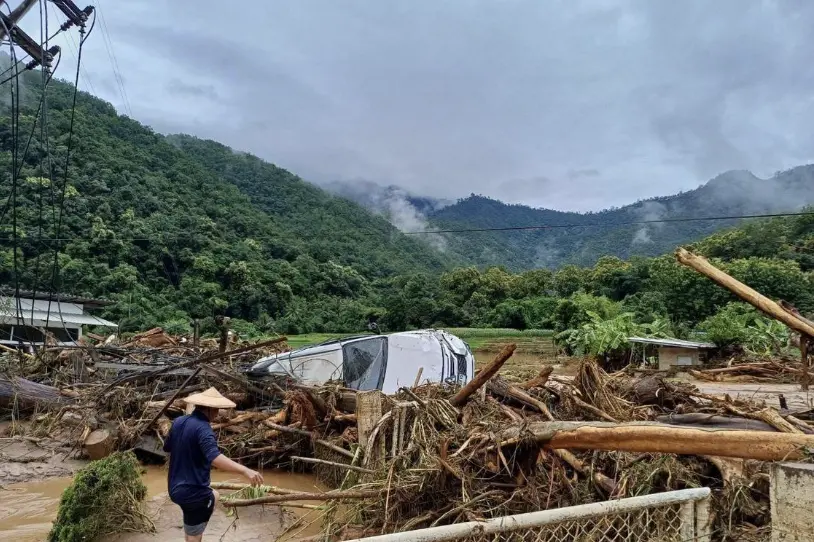▲泰國北部因「劍魚」颱風引發山洪與土石流，民宅與車輛被泥流與樹木掩埋。（圖／翻攝自夜豐頌府公關部臉書）